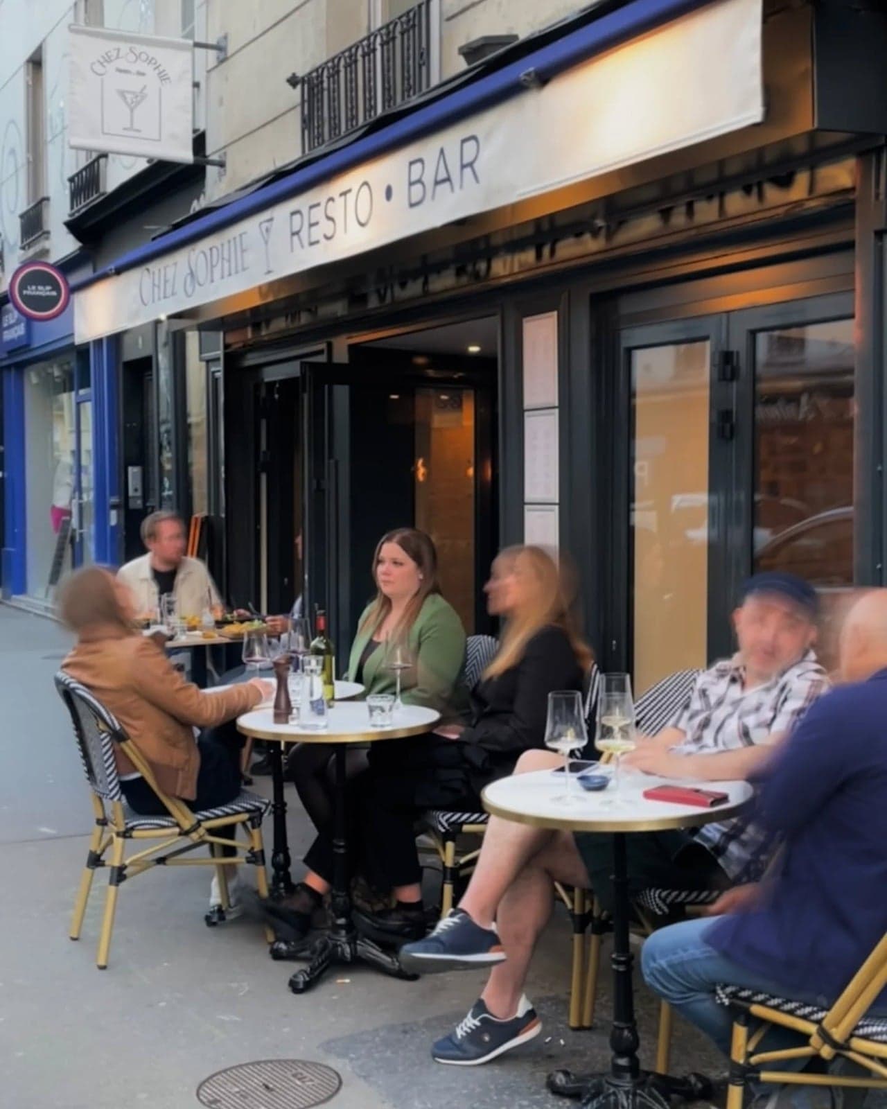 La façade et la terrasse de Chez Sophie, rue de Charonne, avec les clients attablés dehors
