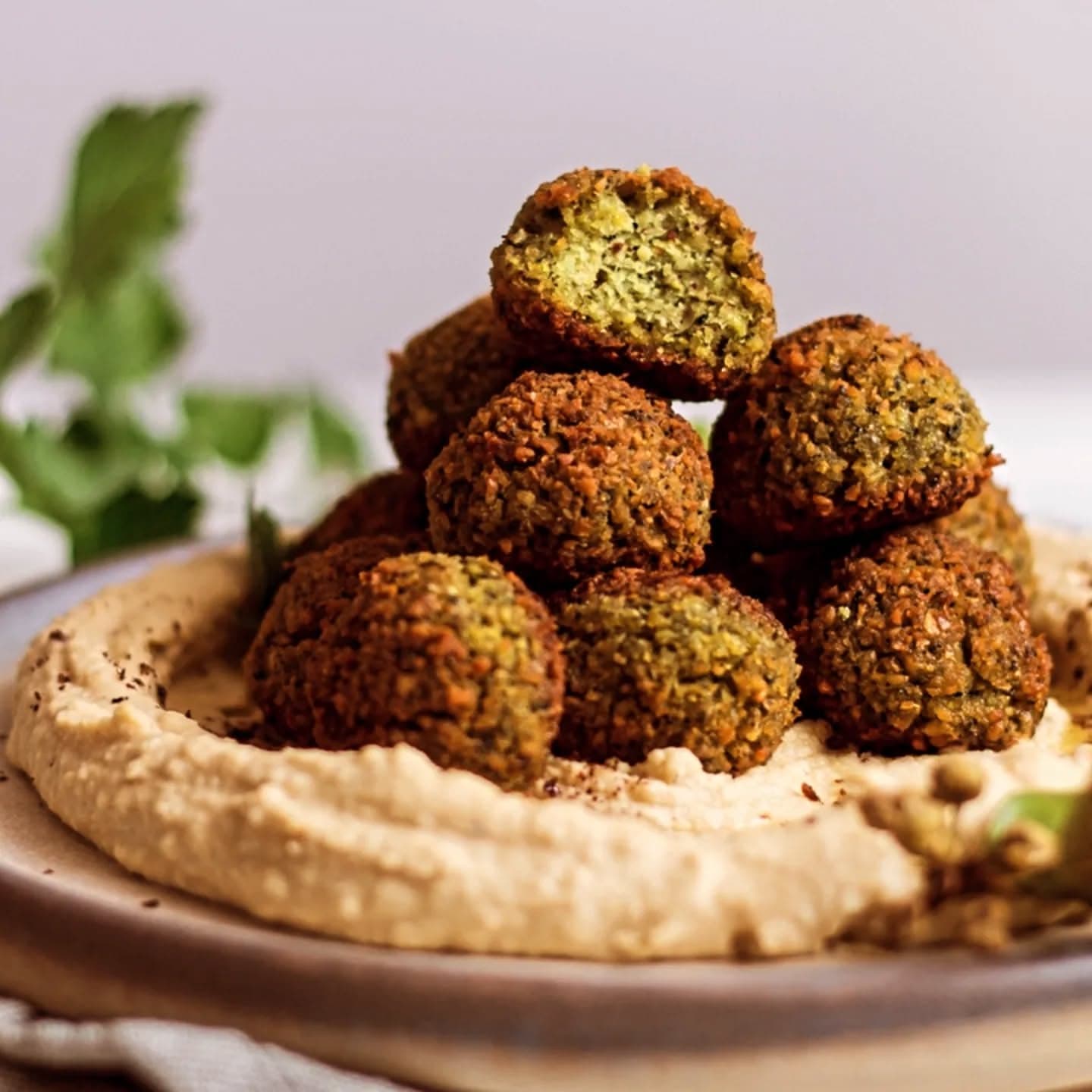 Des falafels posés sur un lit de houmous